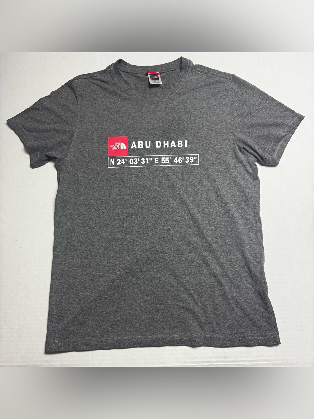 The North Face Abu Dhabi UAE Coordinates Gray Short Sleeve T-Shirt Size: Small
